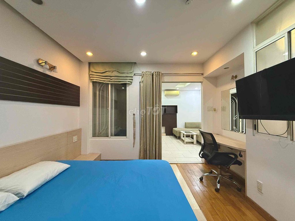 Room 1 bedroom. A large living room right in Phan Xích Long. Cleans up every week.