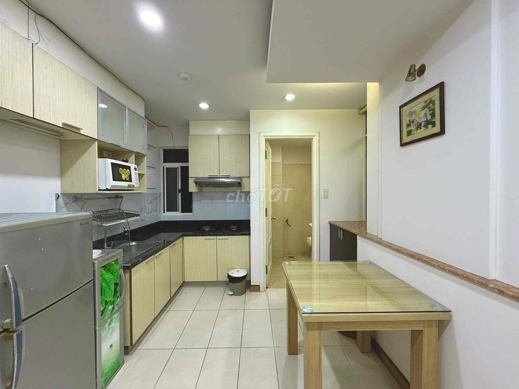 Room 1 bedroom. A large living room right in Phan Xích Long. Cleans up every week.