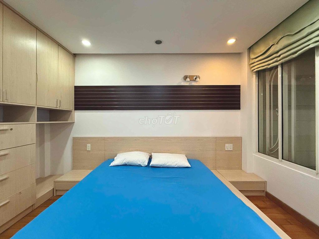 Room 1 bedroom. A large living room right in Phan Xích Long. Cleans up every week.