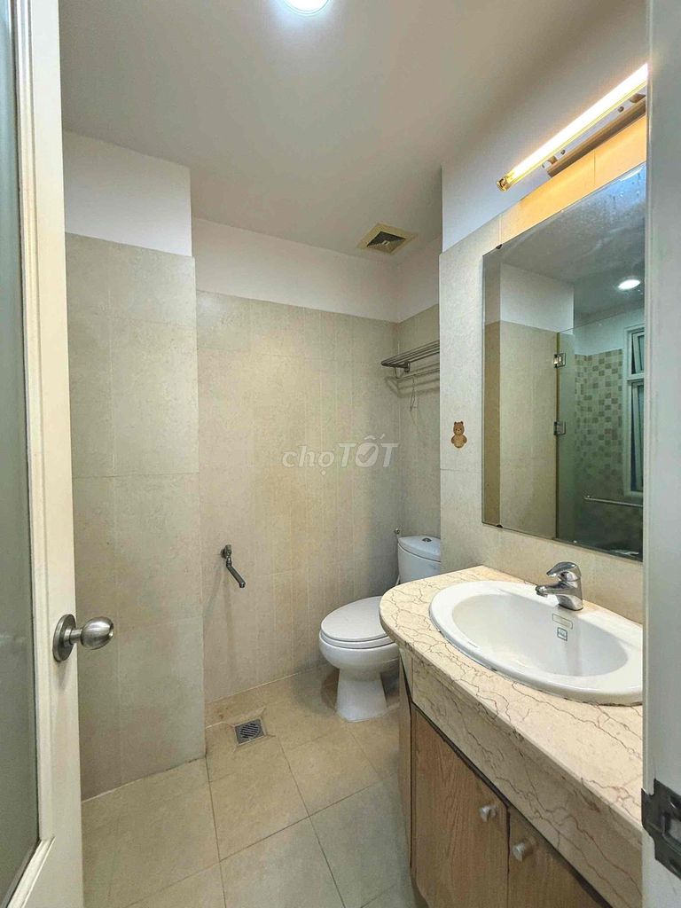 Room 1 bedroom. A large living room right in Phan Xích Long. Cleans up every week.
