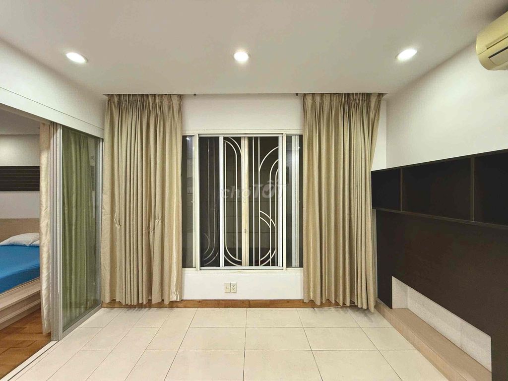 Room 1 bedroom. A large living room right in Phan Xích Long. Cleans up every week.