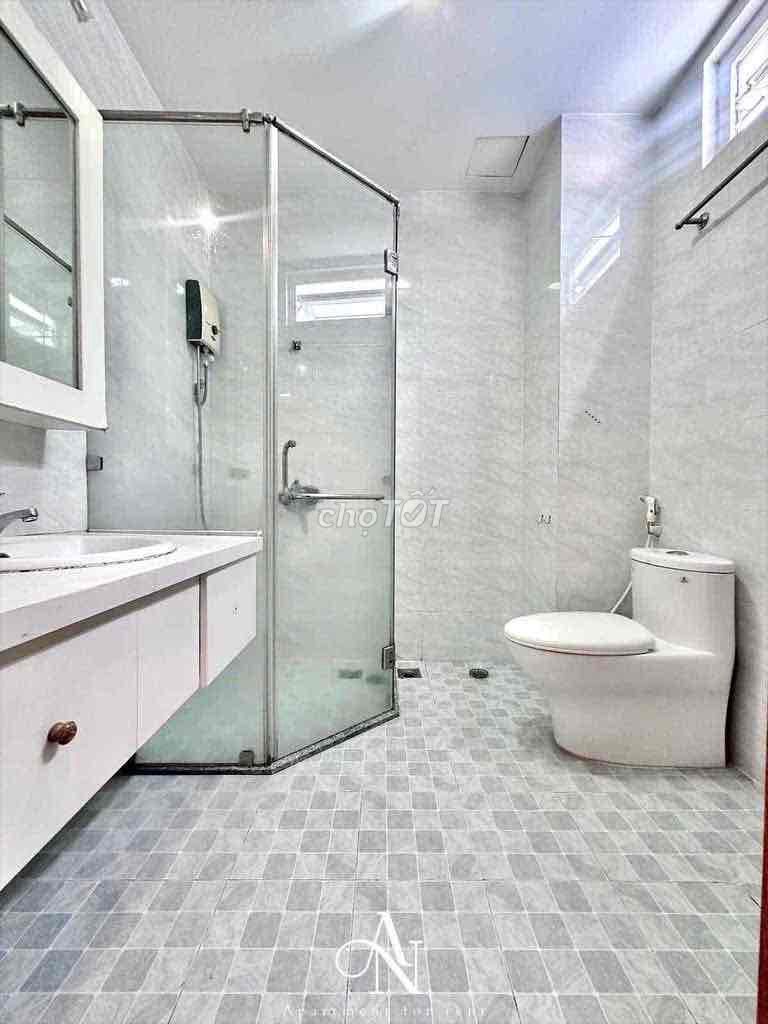 Hot little apartment. A basement. - The elevator.
