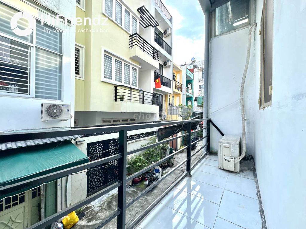 The balcony studio is full of furniture right here in Hoàng Sa District 3.