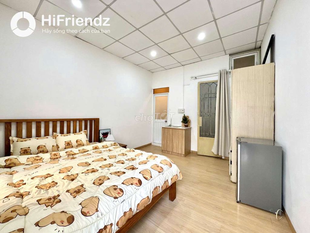 The balcony studio is full of furniture right here in Hoàng Sa District 3.