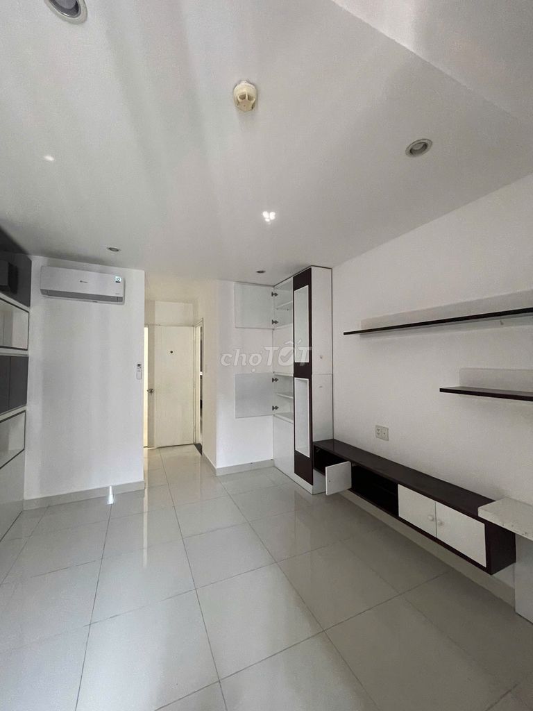 Rent a male Terra Rosa apartment with a very cheap interior.