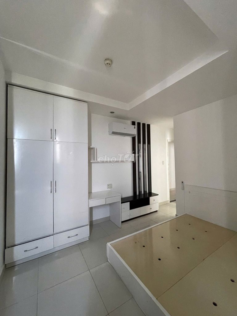 Rent a male Terra Rosa apartment with a very cheap interior.