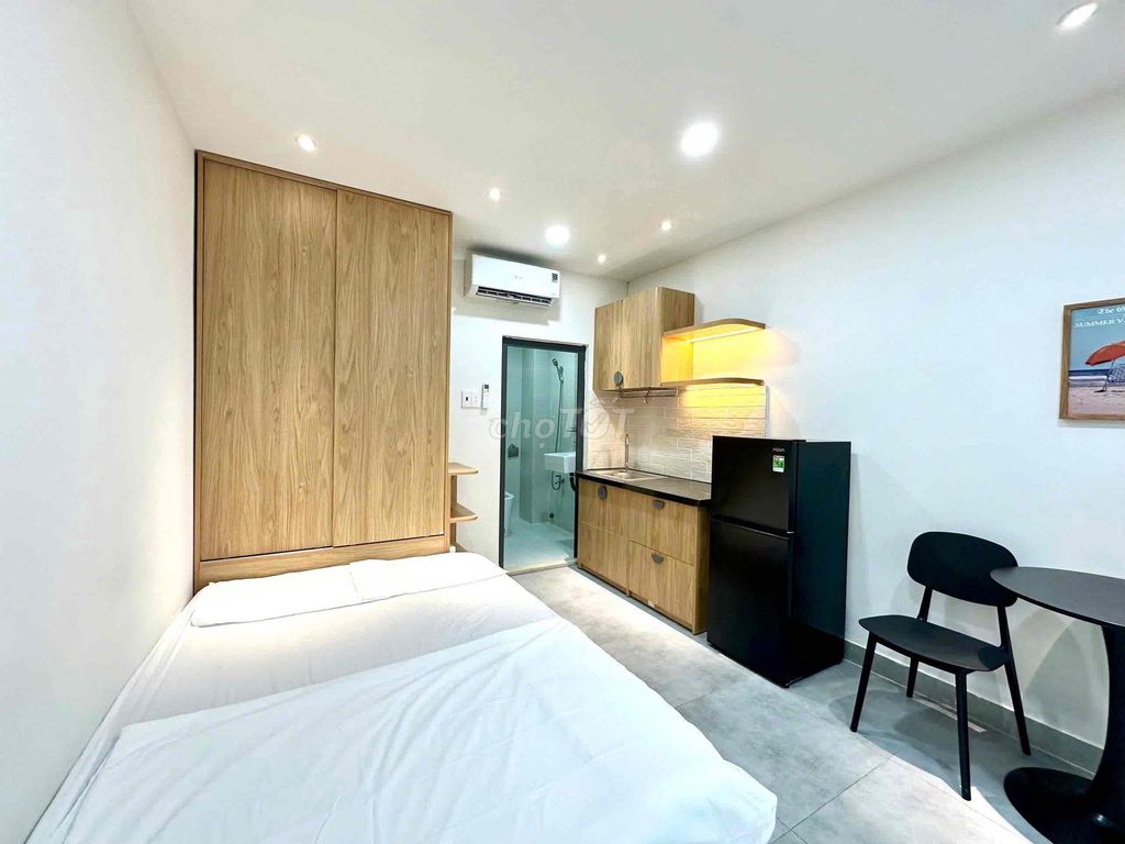 Rent the ground floor flat full of furniture at Lạc Long Quân.