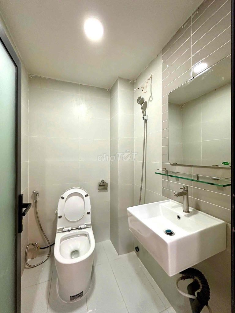 Rent the ground floor flat full of furniture at Lạc Long Quân.