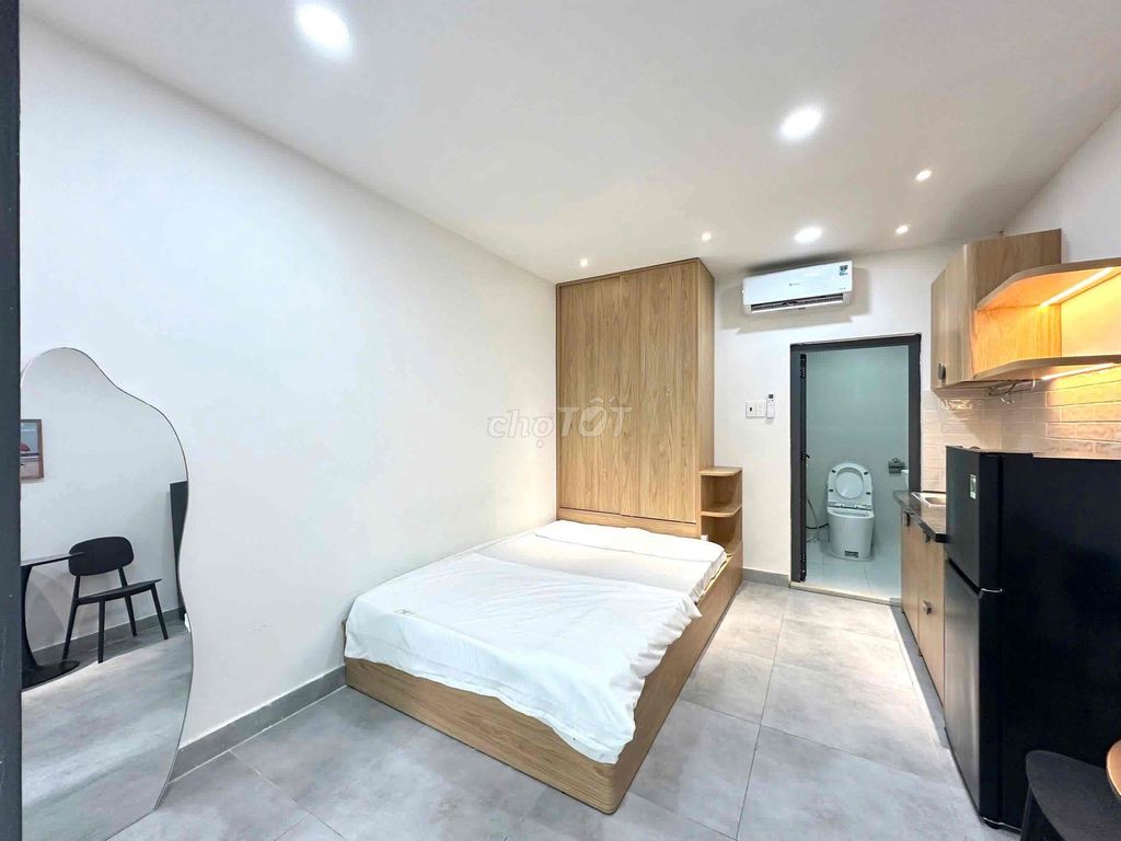 Rent the ground floor flat full of furniture at Lạc Long Quân.