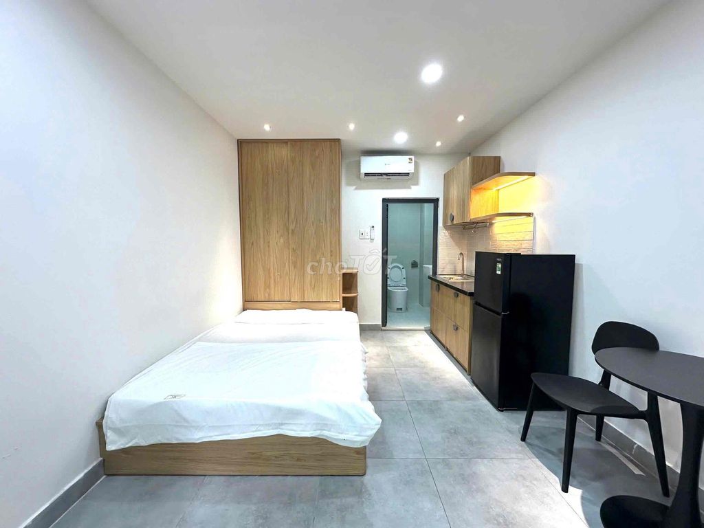 Rent the ground floor flat full of furniture at Lạc Long Quân.
