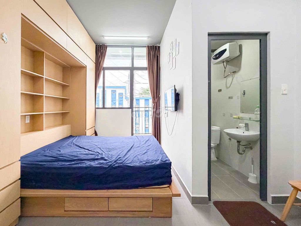 Rent a nut room in the middle of the fifth district.