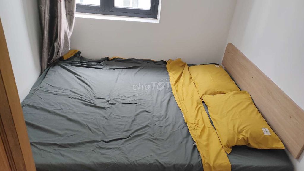 Room service. One bedroom. A full bedroom.