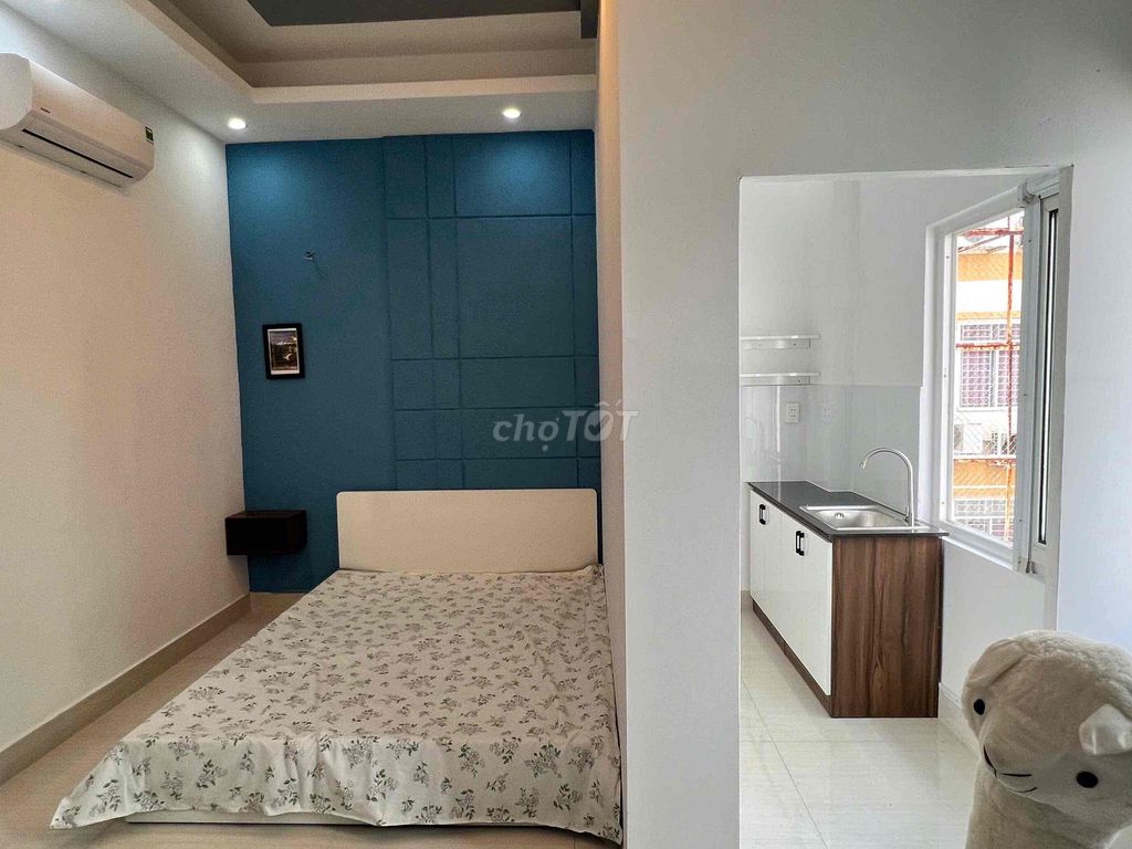 A full-in-house window studio, a close-to-door kitchen.