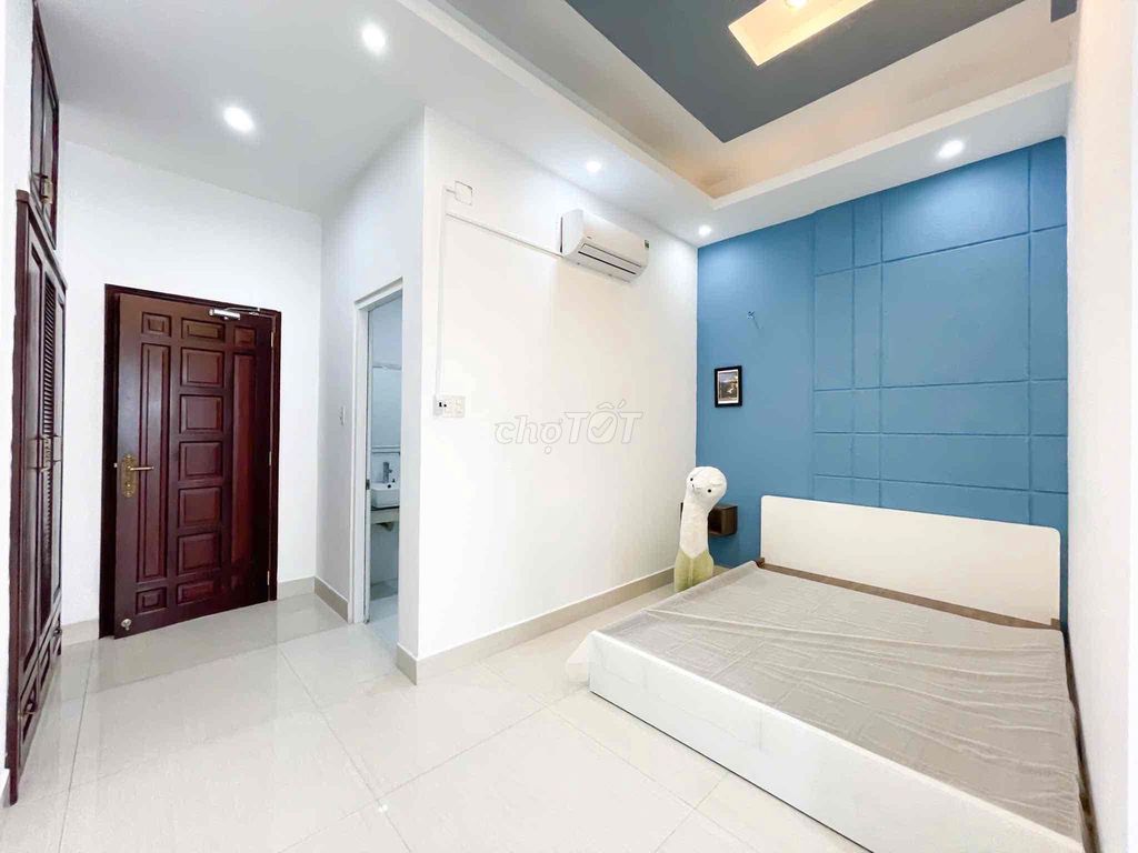 A full-in-house window studio, a close-to-door kitchen.