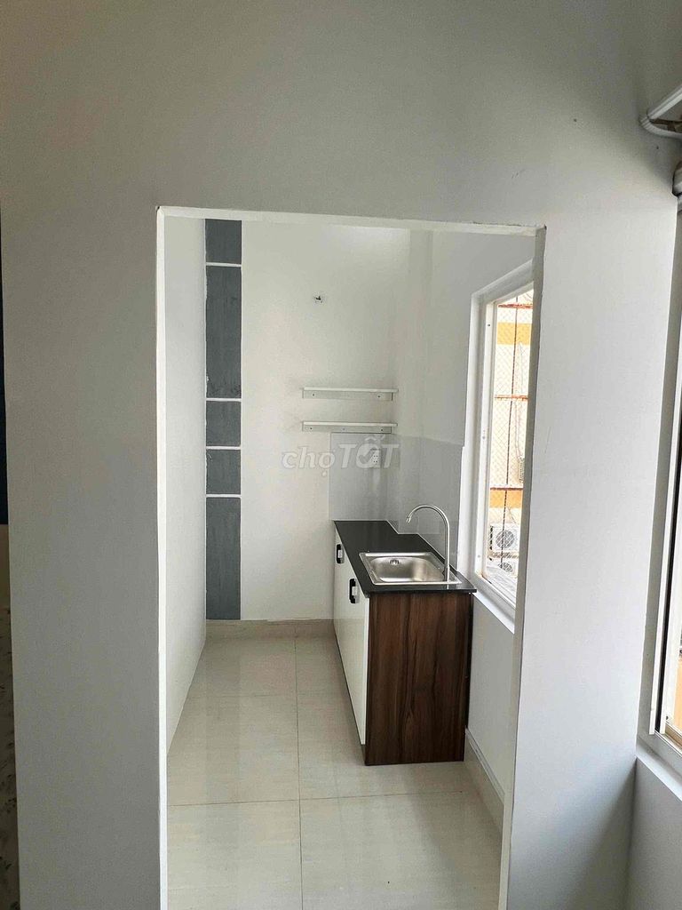 A full-in-house window studio, a close-to-door kitchen.