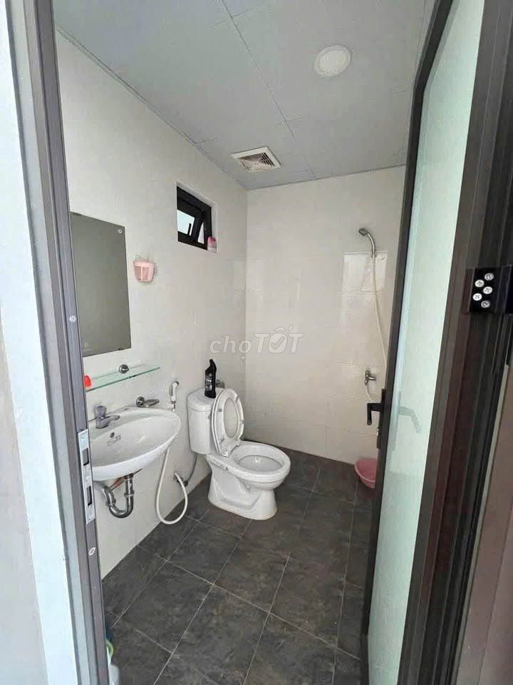 Hope Garden building, Tân Bình rents two bedrooms full of furniture for nine million.