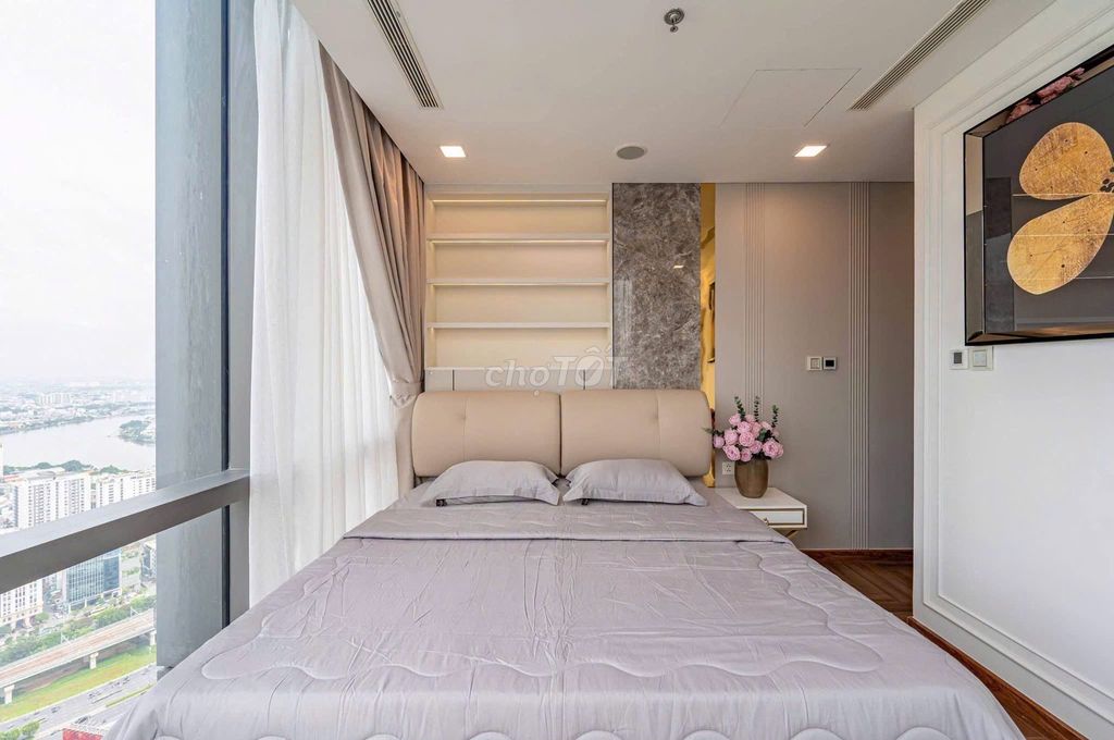 Rent a four-size Vinhomes Central Park bedroom.