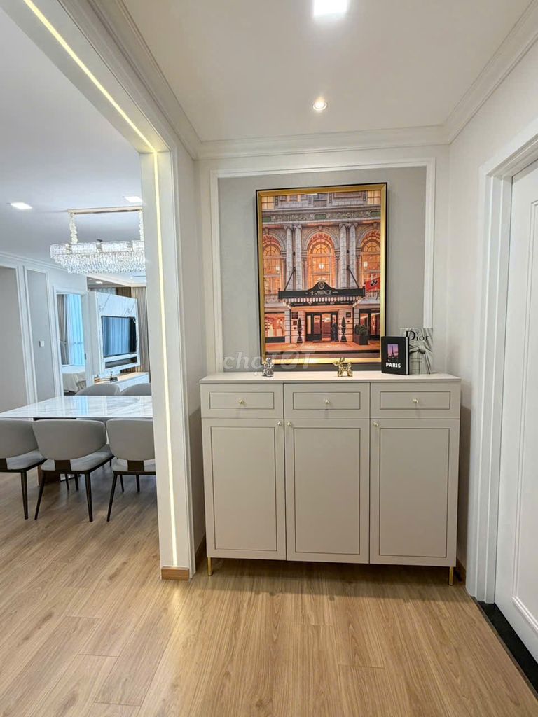 Rent a three-size super Vinhomes Central Park interior room.