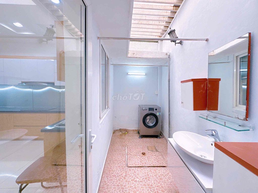 It's the owner who hired Studio Phan Đăng Lưu Private Washer next to the Market.