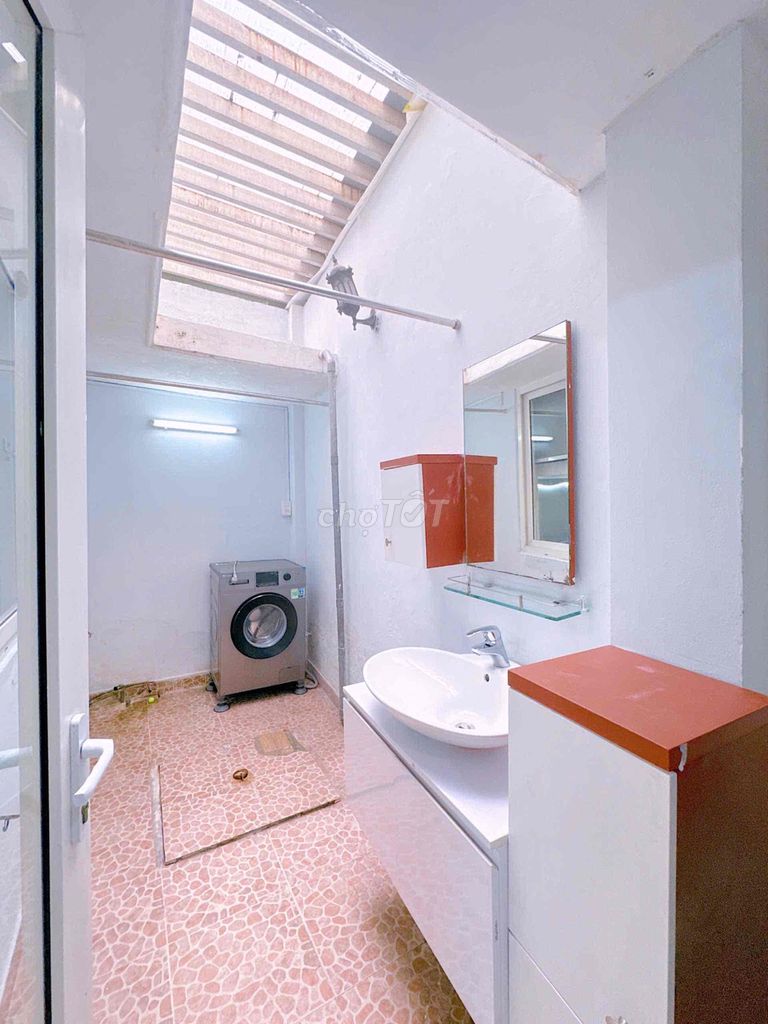 It's the owner who hired Studio Phan Đăng Lưu Private Washer next to the Market.