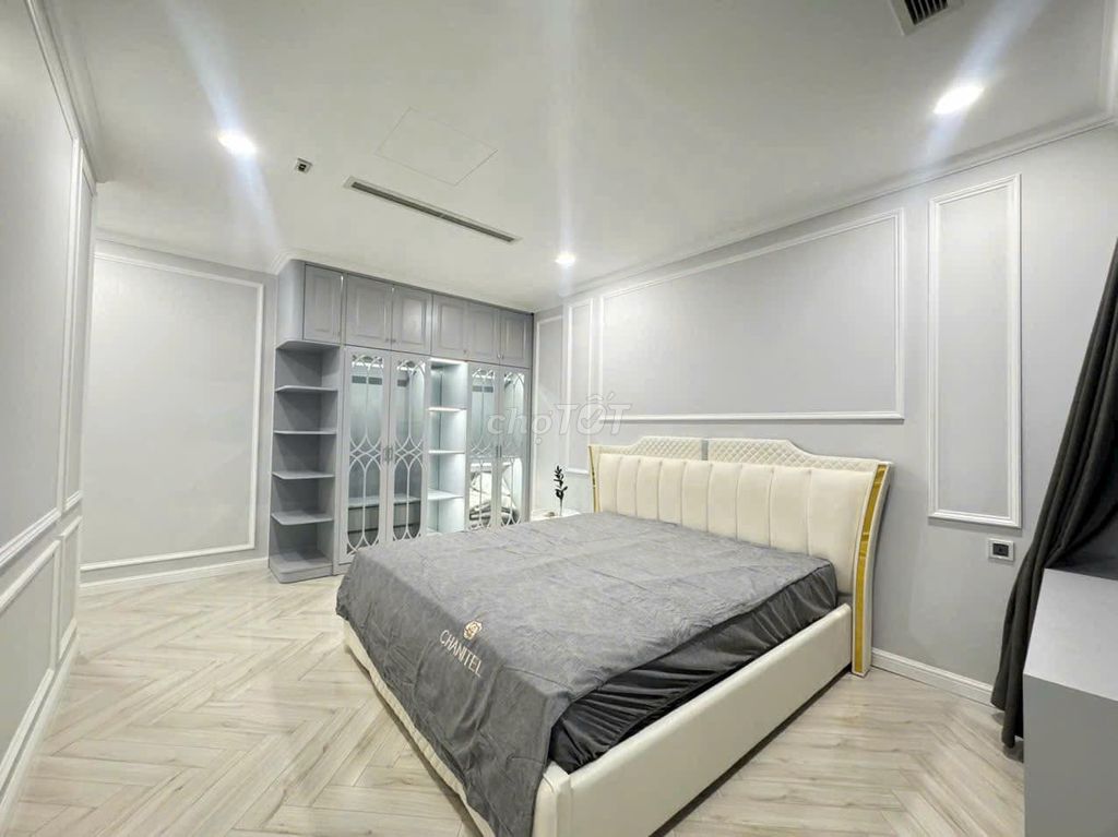Vinhomes Golden River BaSon rents the apartment. A modern bedroom.