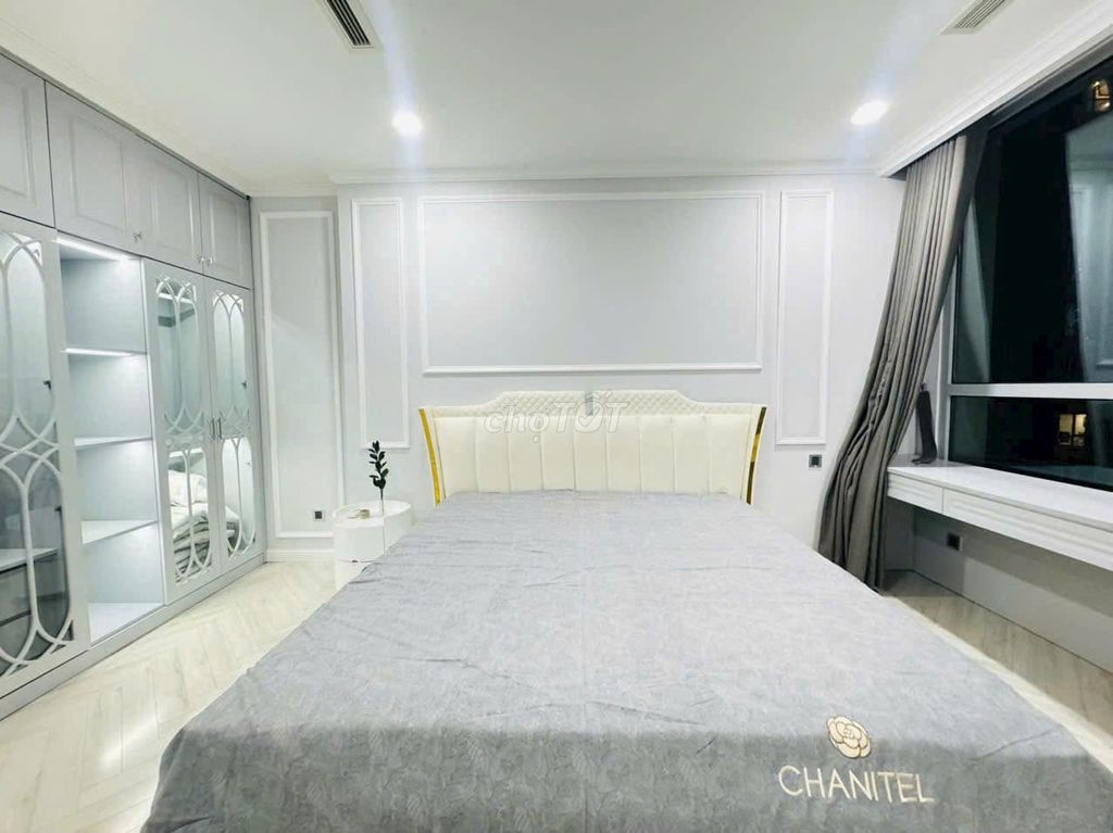 Vinhomes Golden River BaSon rents the apartment. A modern bedroom.