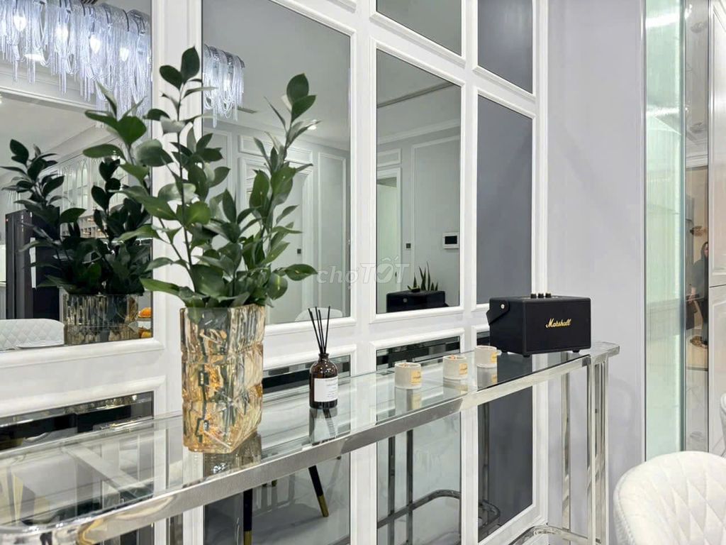 Vinhomes Golden River BaSon rents the apartment. A modern bedroom.