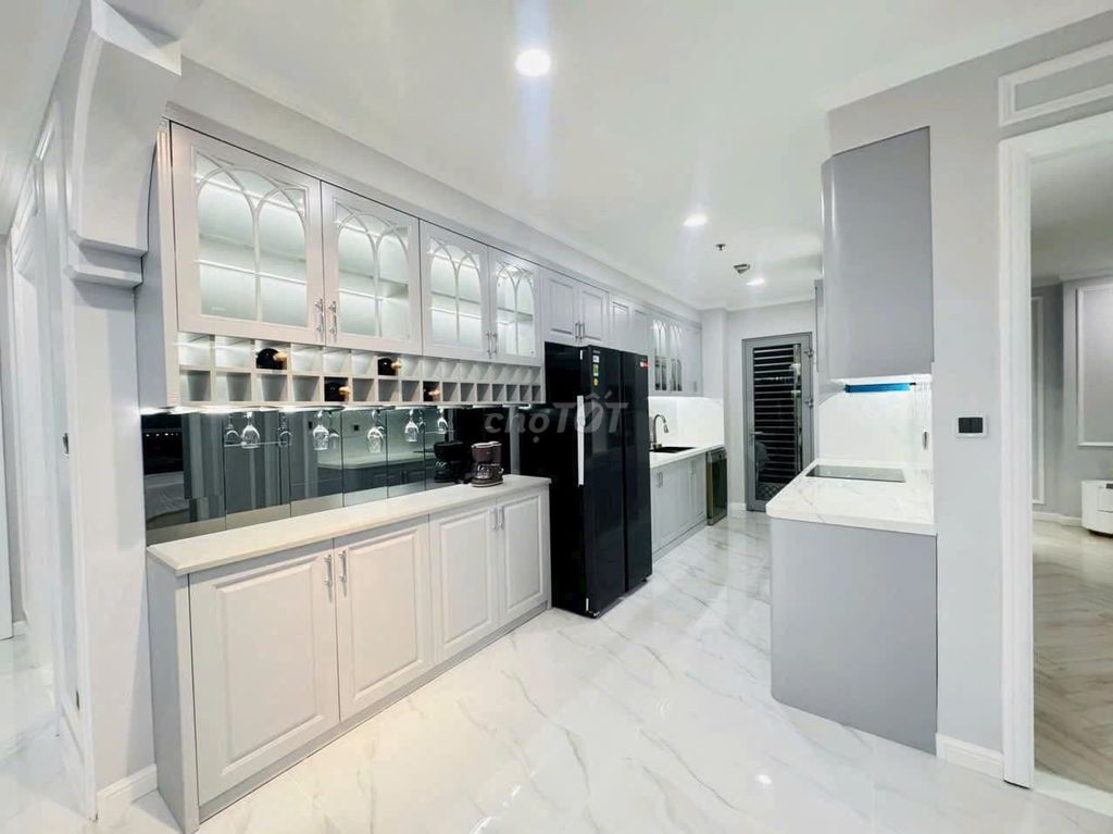 Vinhomes Golden River BaSon rents the apartment. A modern bedroom.