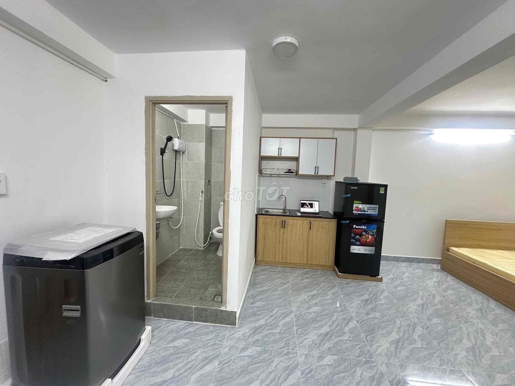 apartment 40 meters 2 right at Hồ Văn Huê. The elevator with the window at 6.