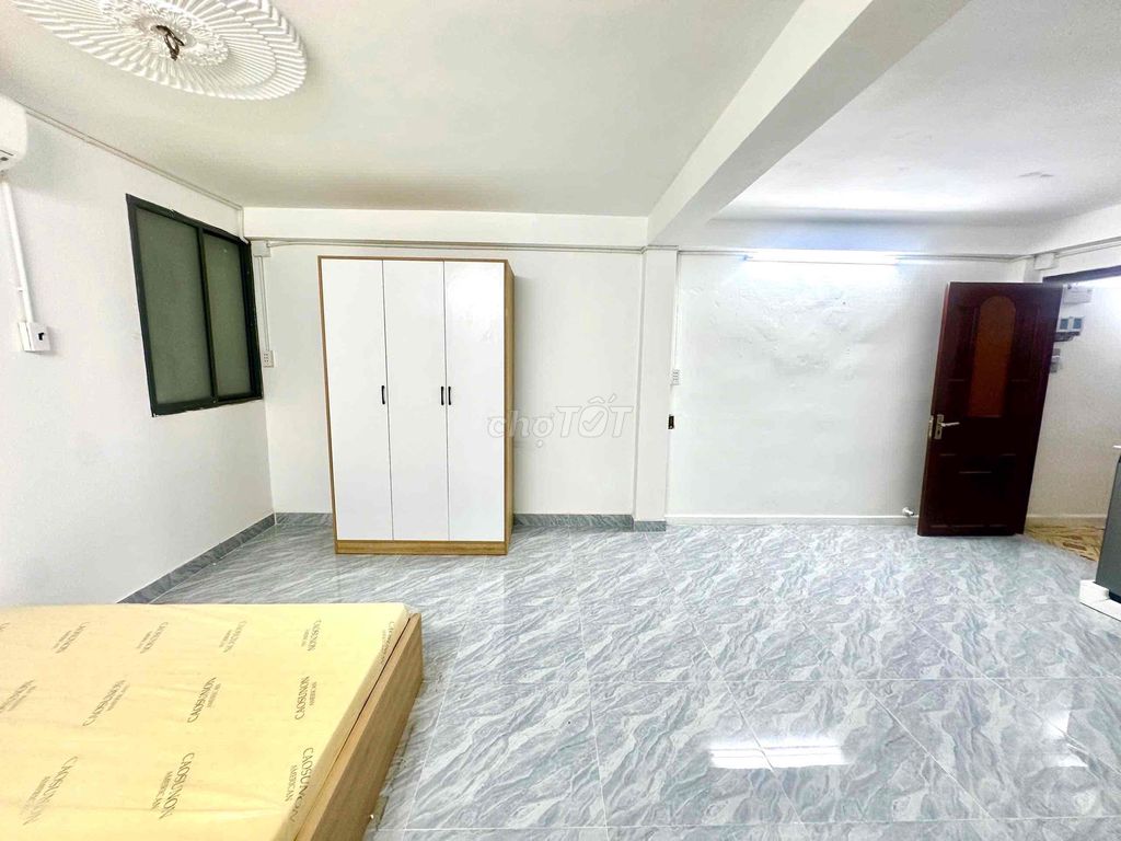 apartment 40 meters 2 right at Hồ Văn Huê. The elevator with the window at 6.