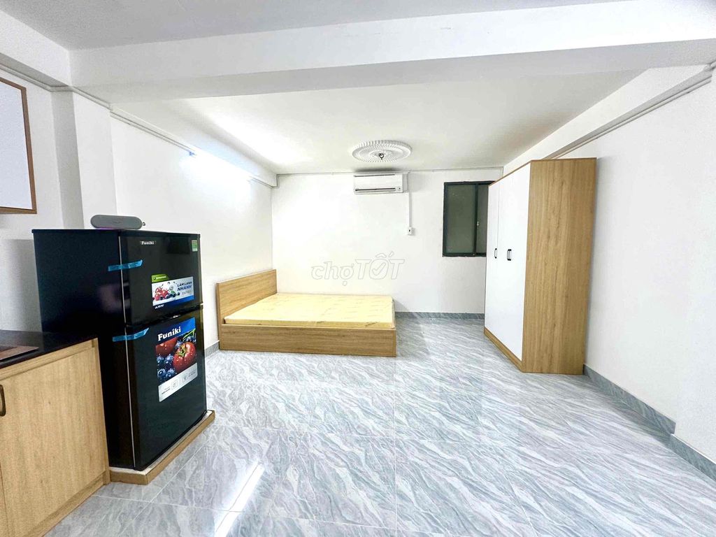 apartment 40 meters 2 right at Hồ Văn Huê. The elevator with the window at 6.