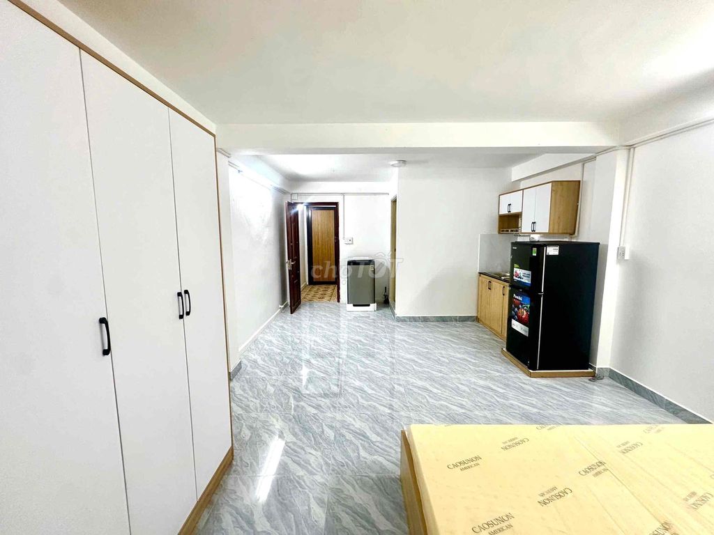 apartment 40 meters 2 right at Hồ Văn Huê. The elevator with the window at 6.