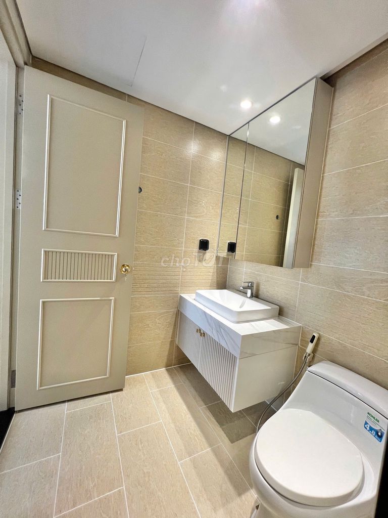 Rent the apartment. A high-end bedroom.