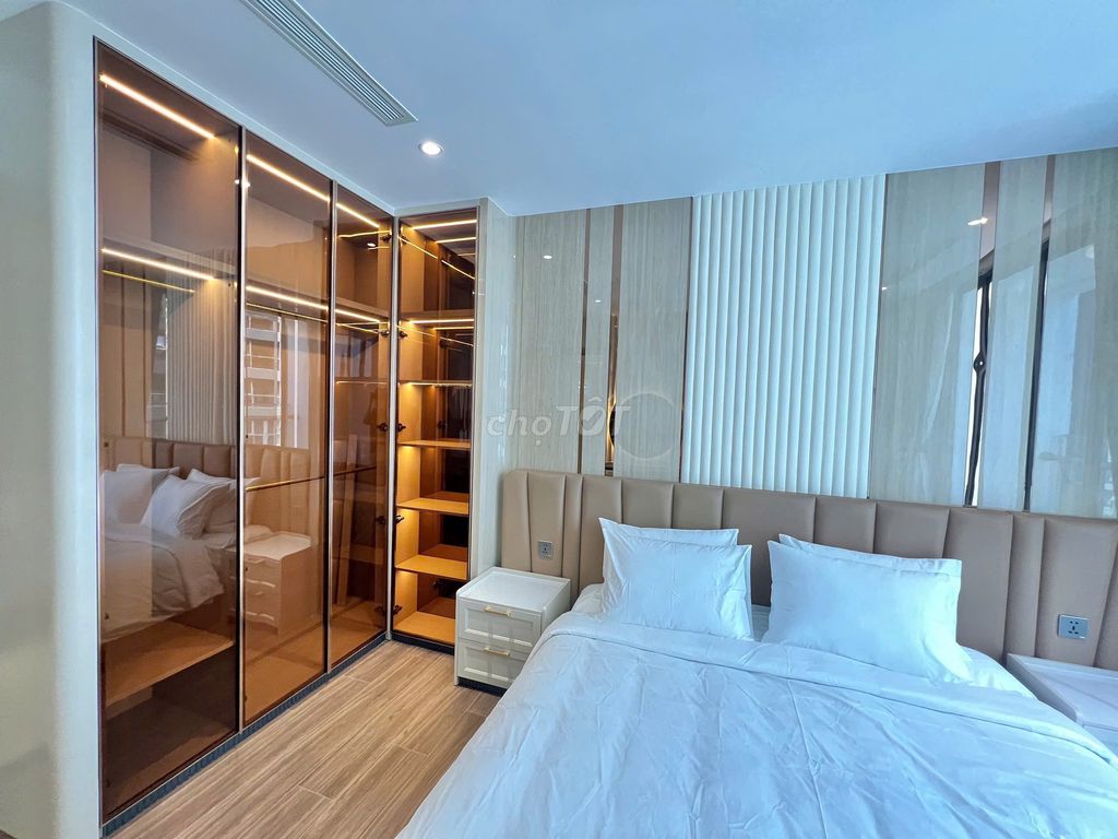 Rent the apartment. A high-end bedroom.