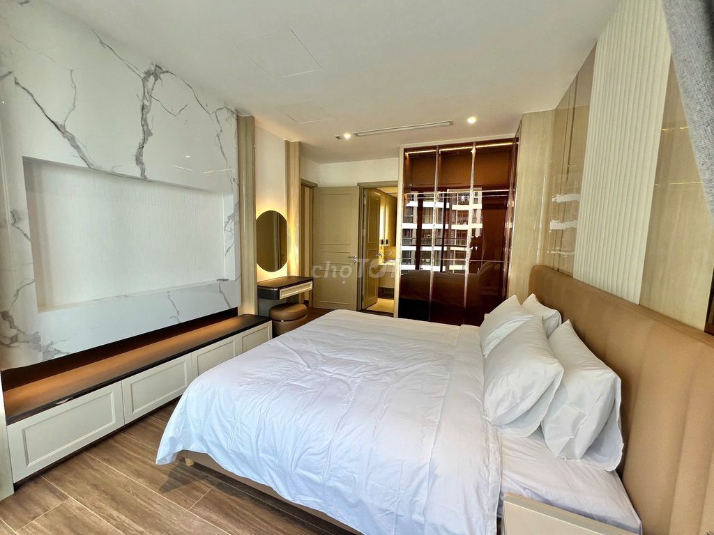 Rent the apartment. A high-end bedroom.