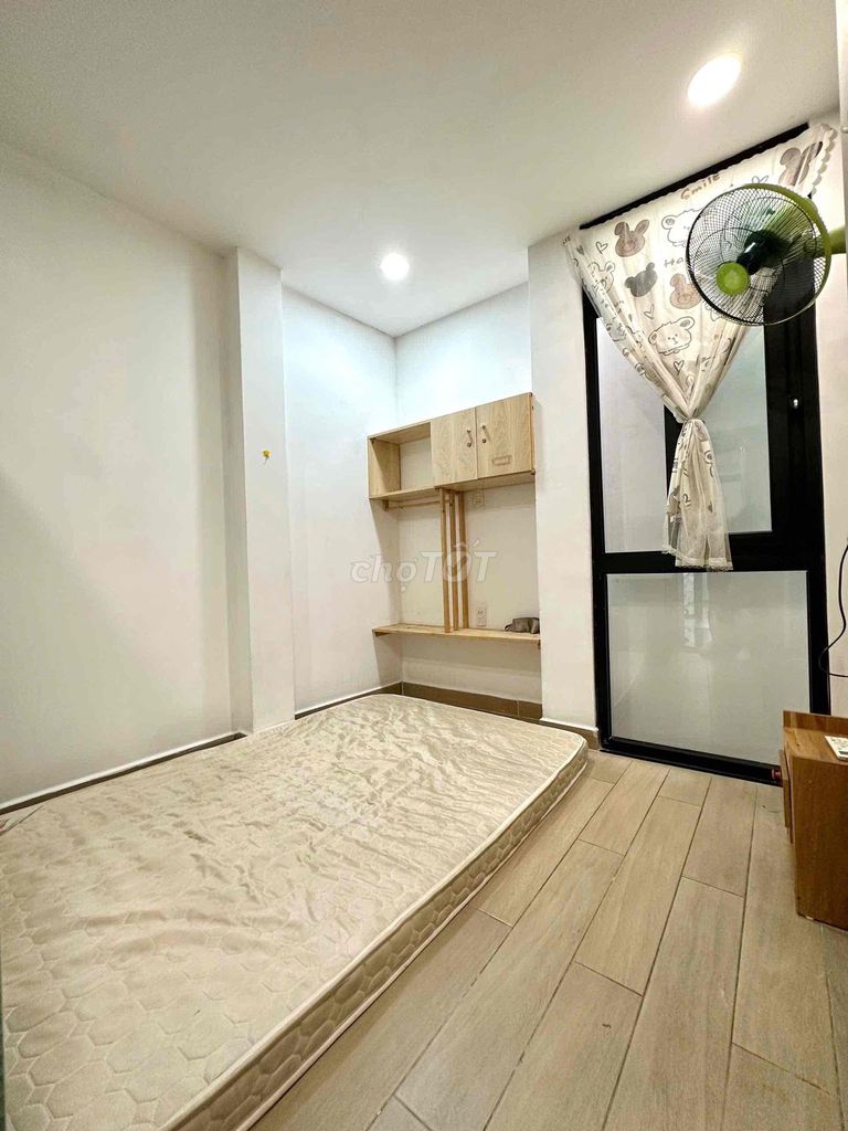 Hot apartment. A full bedroom on the Bùi Viện level.