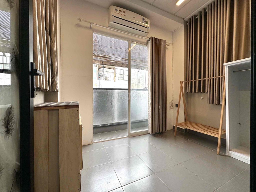 Hot apartment. A full bedroom on the Bùi Viện level.