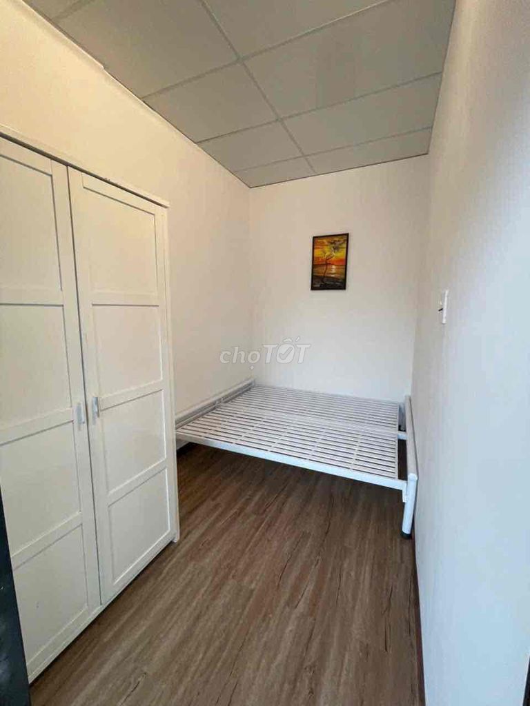 Room 1 full bedroom elevator elevator Nguyễn Trãi wide balcony