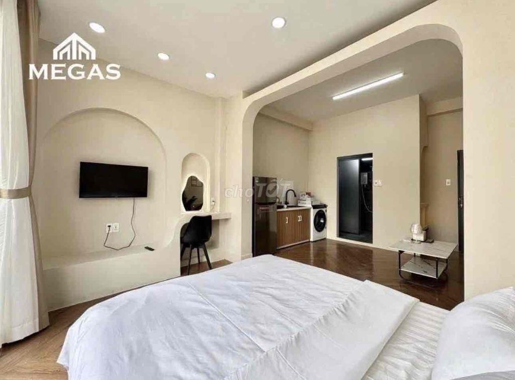 The bandic service apartment is 40 meters wide. It's sitting right on Lý Thường Kiệt.