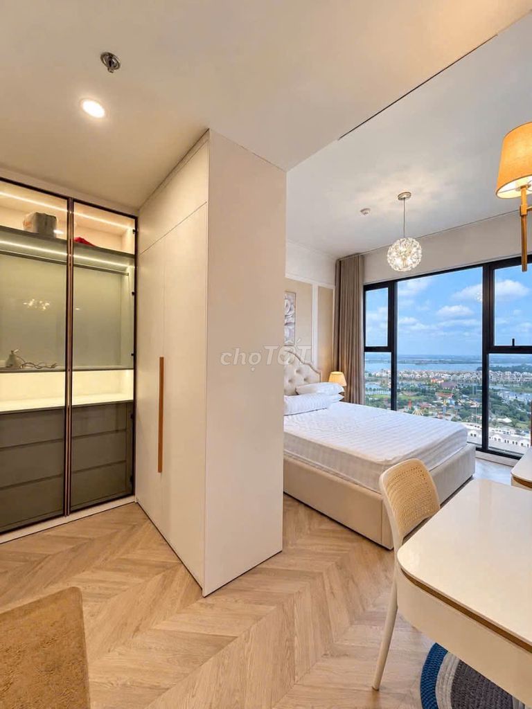 Rent three bedrooms. Two bathrooms. Full interior.