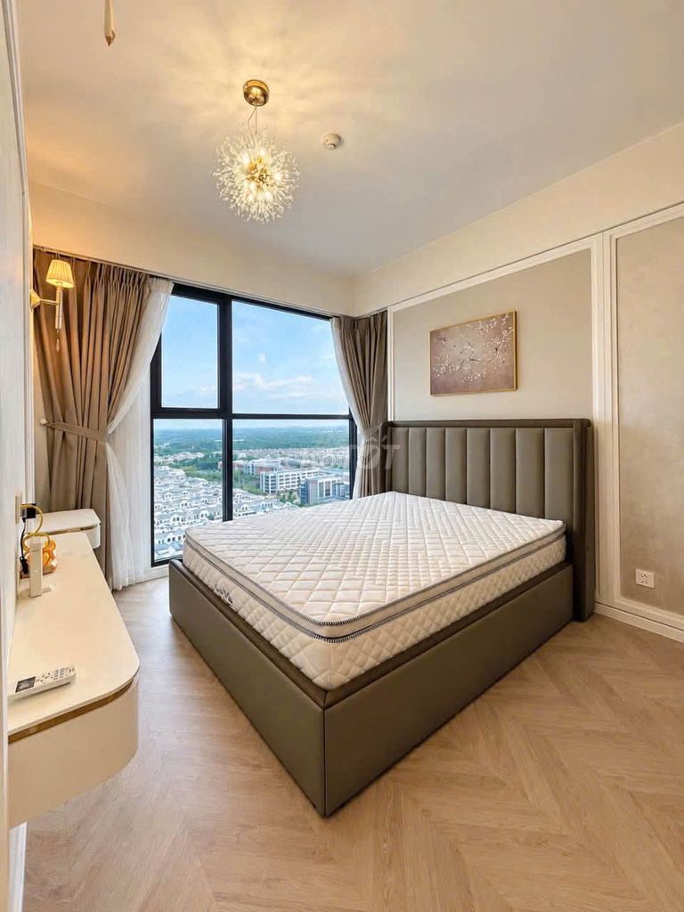 Rent three bedrooms. Two bathrooms. Full interior.
