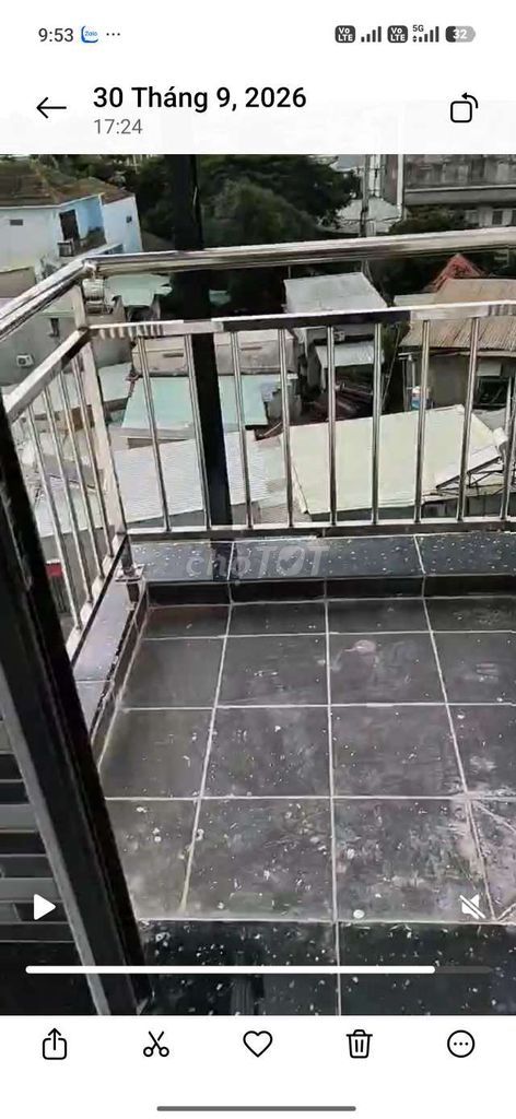 Our own balcony studio, elevators, new house, 50 meters from metro.