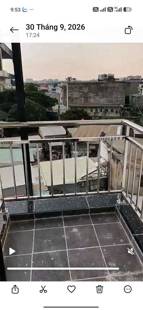 Our own balcony studio, elevators, new house, 50 meters from metro.