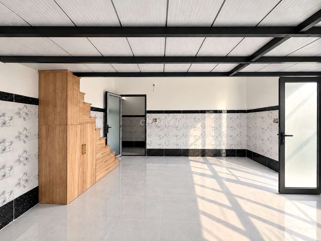 Our own balcony studio, elevators, new house, 50 meters from metro.