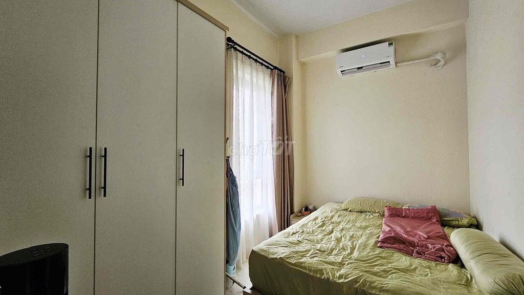 The two bedrooms are in front of the town's nails.