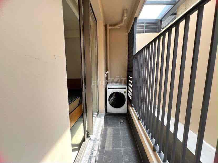 The apartment. A kitchen bedroom with a washing machine by the market.