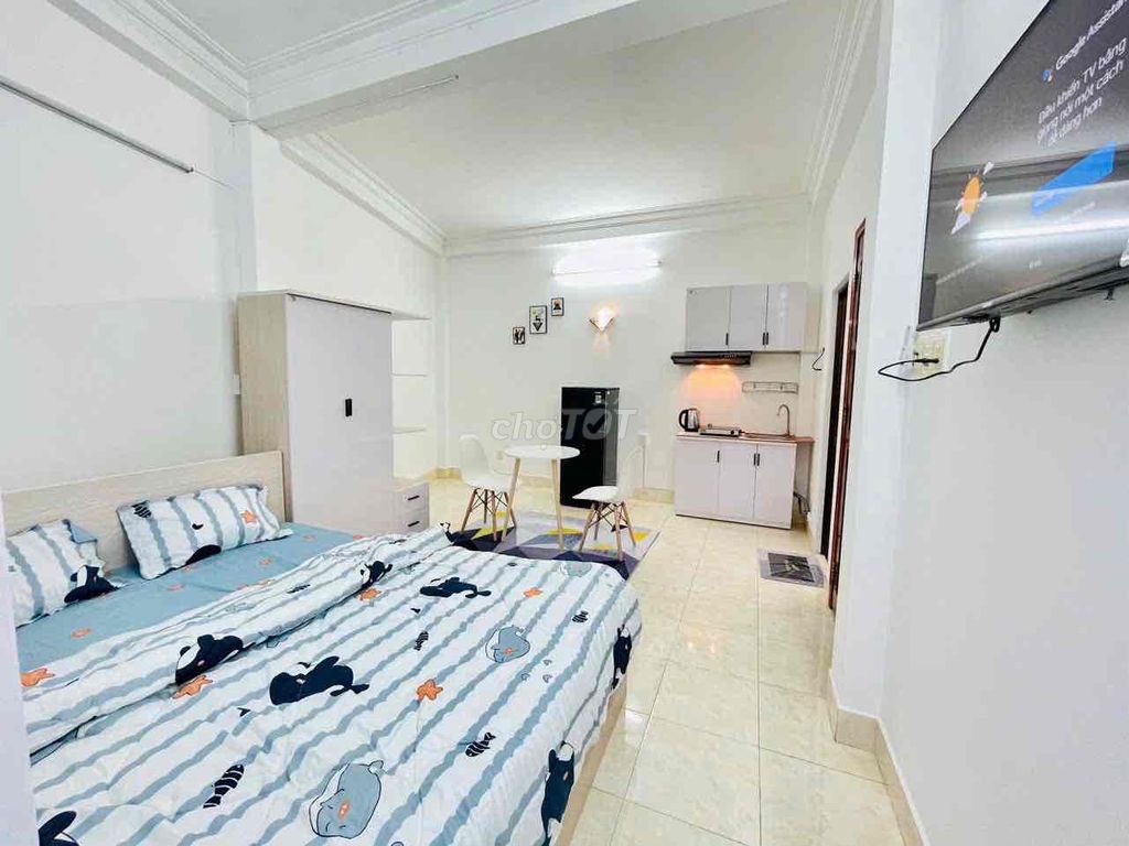 The studio apartment full of Cách Mạng Tháng 8 balcony furniture in the 10th district