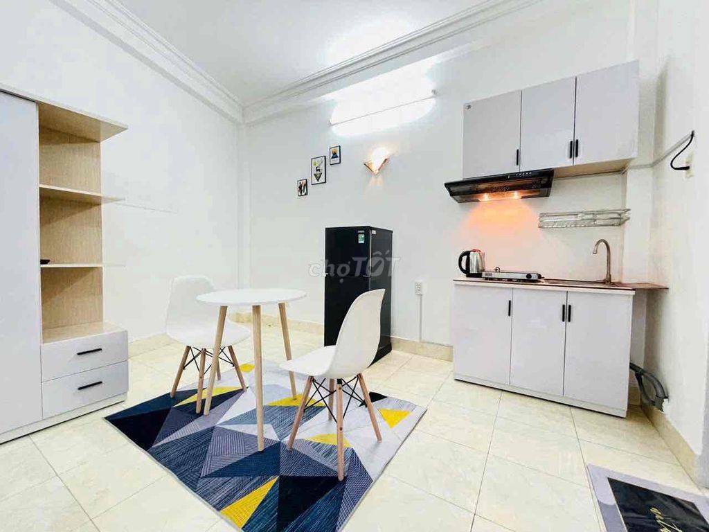 The studio apartment full of Cách Mạng Tháng 8 balcony furniture in the 10th district