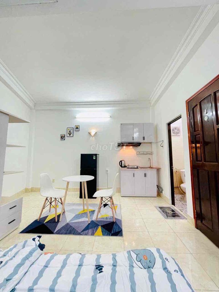 The studio apartment full of Cách Mạng Tháng 8 balcony furniture in the 10th district