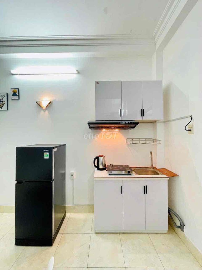The studio apartment full of Cách Mạng Tháng 8 balcony furniture in the 10th district